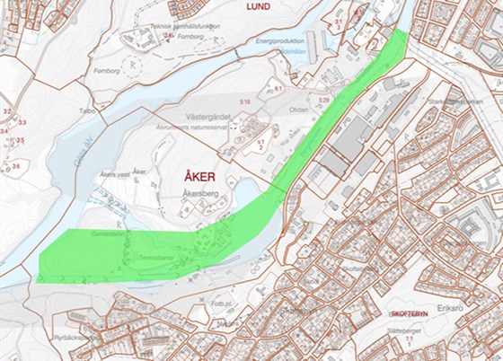 Trollhättan alternativ 2 - MITT. Ansluter norr om befintlig slussled till Göta älv. Löper genom 1800 och 1844 års slussområde mellan Göta älv och Åkers sjö. Ansluter till befintlig farled i Åkers sjö och följer Bergkanalen till Olidebron. Kartbild över Trollhättan där ett av slussalternativen syns markerade.