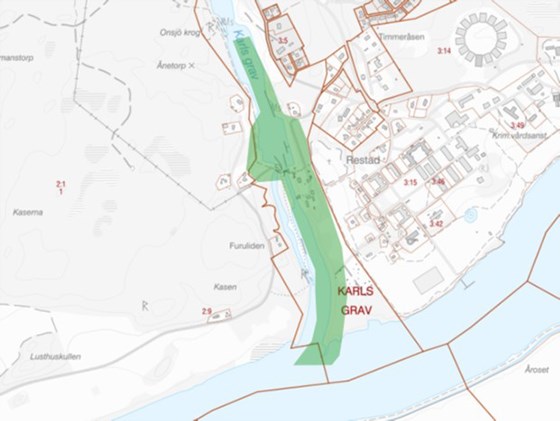 Vänersborg alternativ 1 - ÖST. Löper parallellt öster om befintlig sluss. Kartbild över Vänersborg där ett av slussalternativen syns markerade.