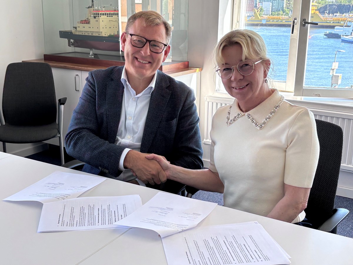 Generaldirektörer tar i hand och ler