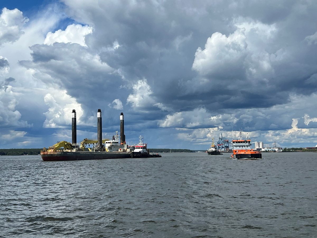 Bilden visar ett mudderverk utanför en hamn
