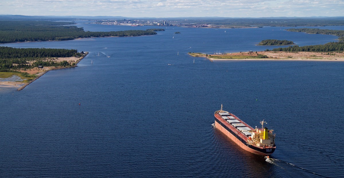 Fartyg med containerlast vid insegling Luleå.