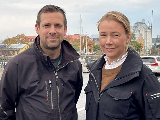 En man och en kvinna i blå jackor.