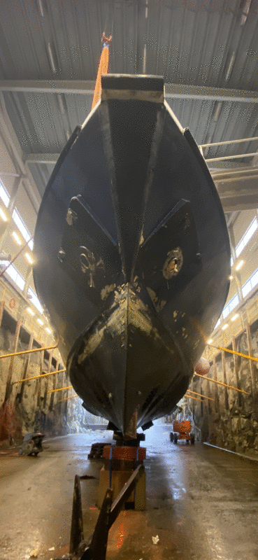 bilden visar skrovet på ett fartyg som ligger i torrdocka.