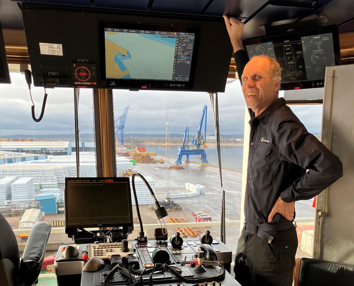 Befälhavare Martin Samuelsson ombord Iduns brygga. Kaj i bakgrunden.