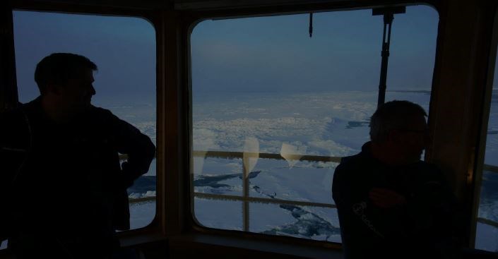 Bild på besättning en mörk natt på Oden