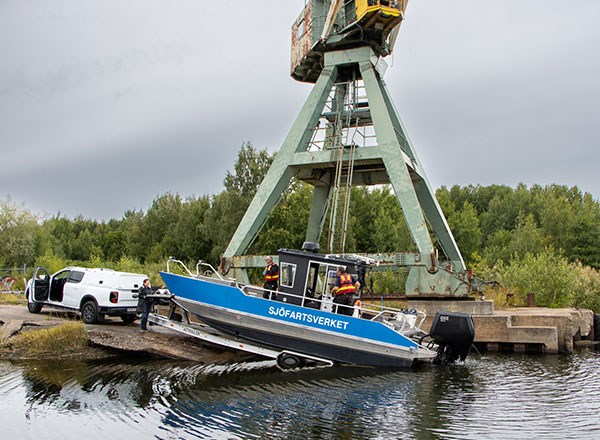 båten läggs i vatten