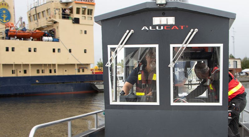 Bild på Erik och Lee på båten