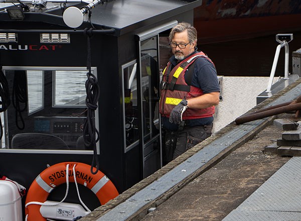 Laurin besöker hytten på den nya båten.