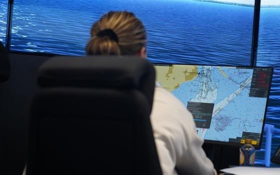 peron sitter i fartygssimulator.