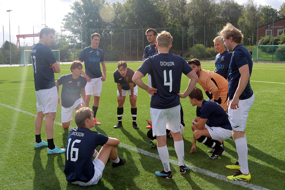 En grupp spelare står i ring. Solen ger motljus och linsöverstrålning