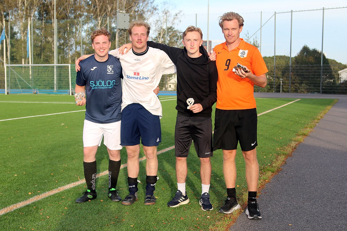 Fyra spelare från AllStar-laget poserar med sina utmärkelser