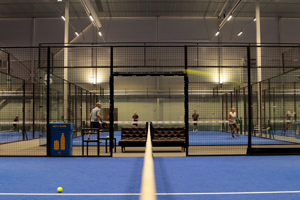 En av matcherna i full action. Padelmatch från sidan
