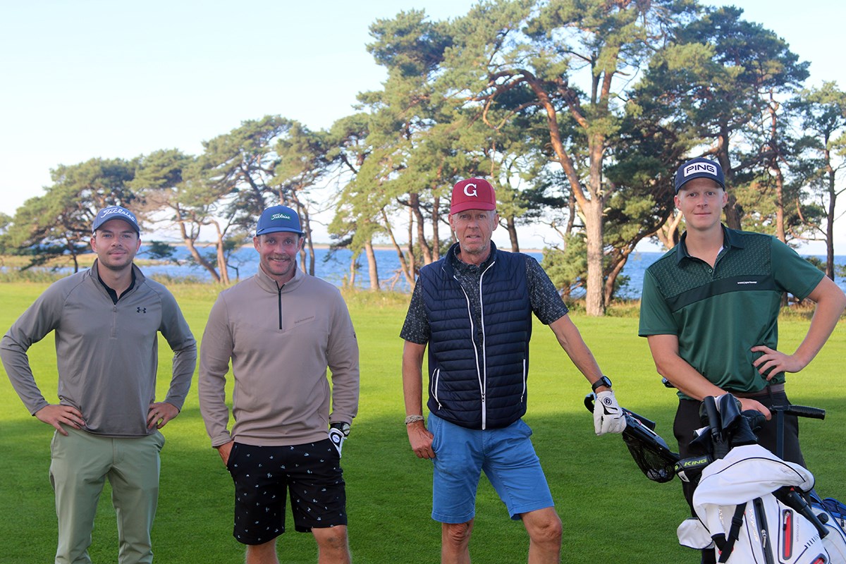 Fyre golfare poserar för kameran