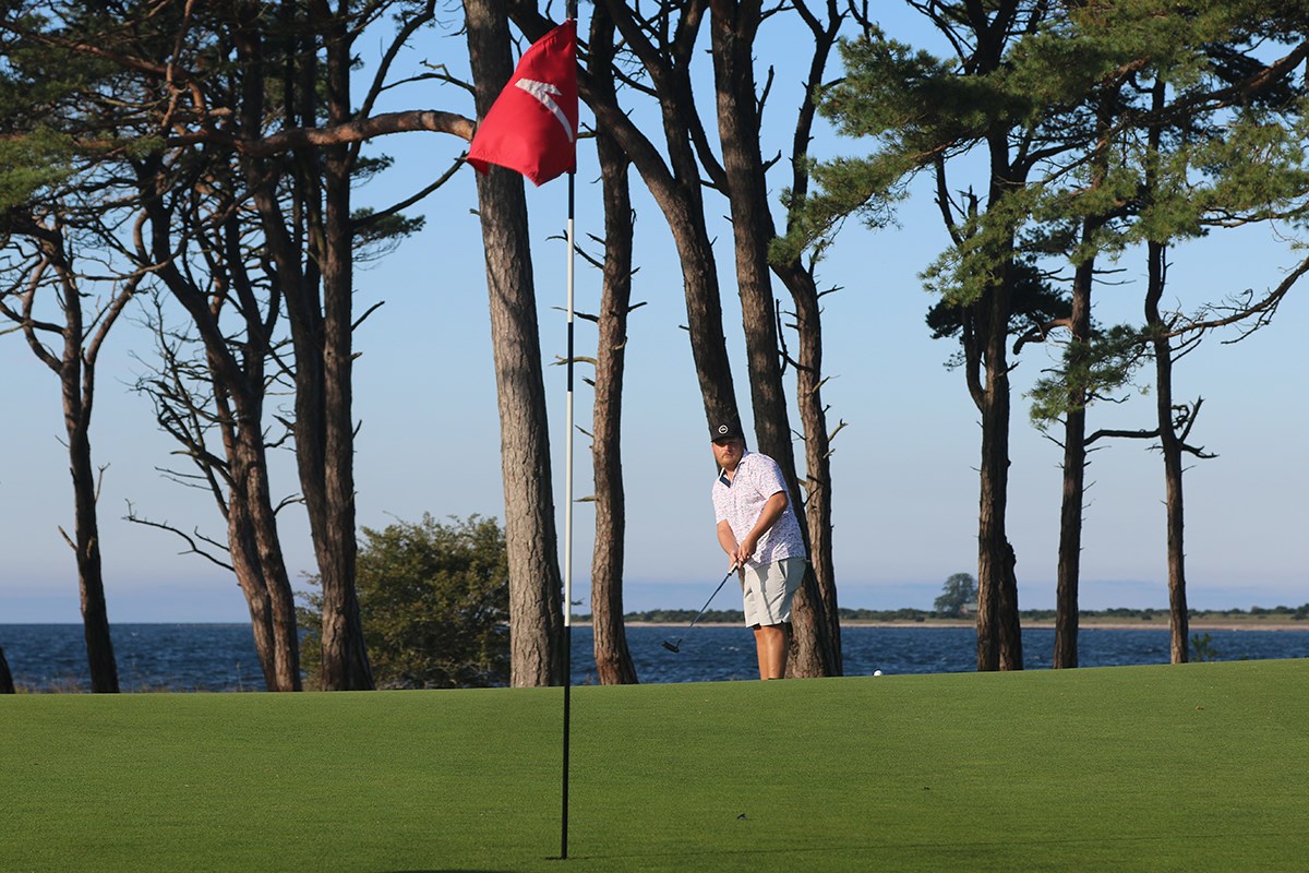 Spelare tittar mot flaggan redo att putta