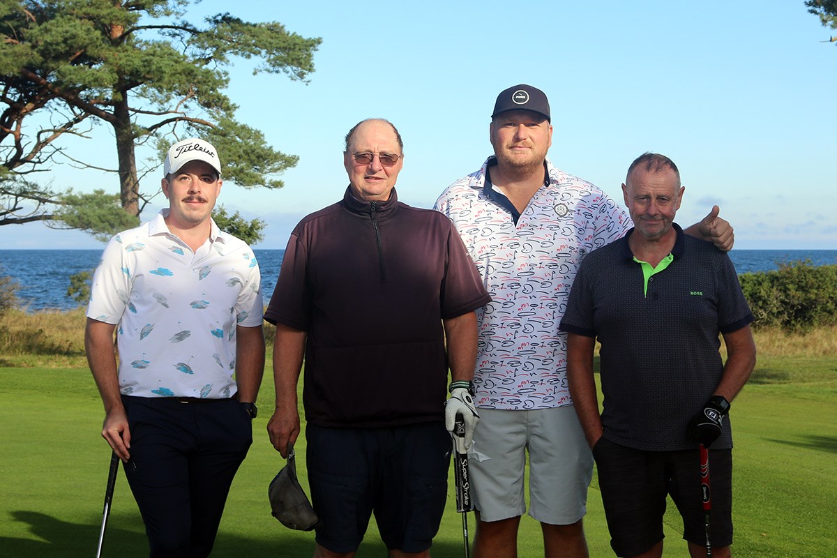Fyra golfare har pausat spelet för en fotosession