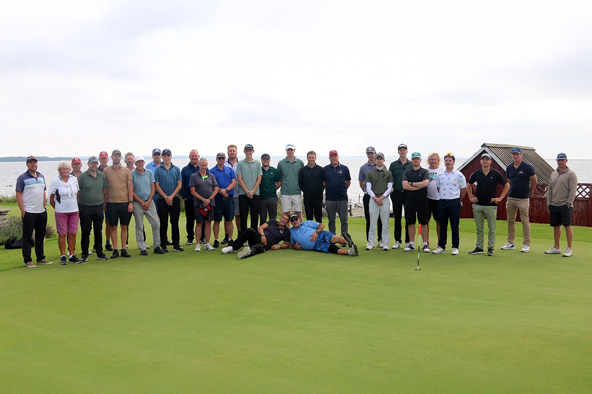 Samtliga deltagare uppställda för gruppfotografering