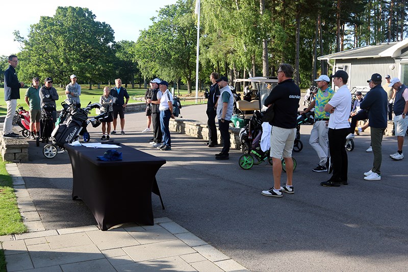 Många golfspelare samlade för genomgång av dagens tävling